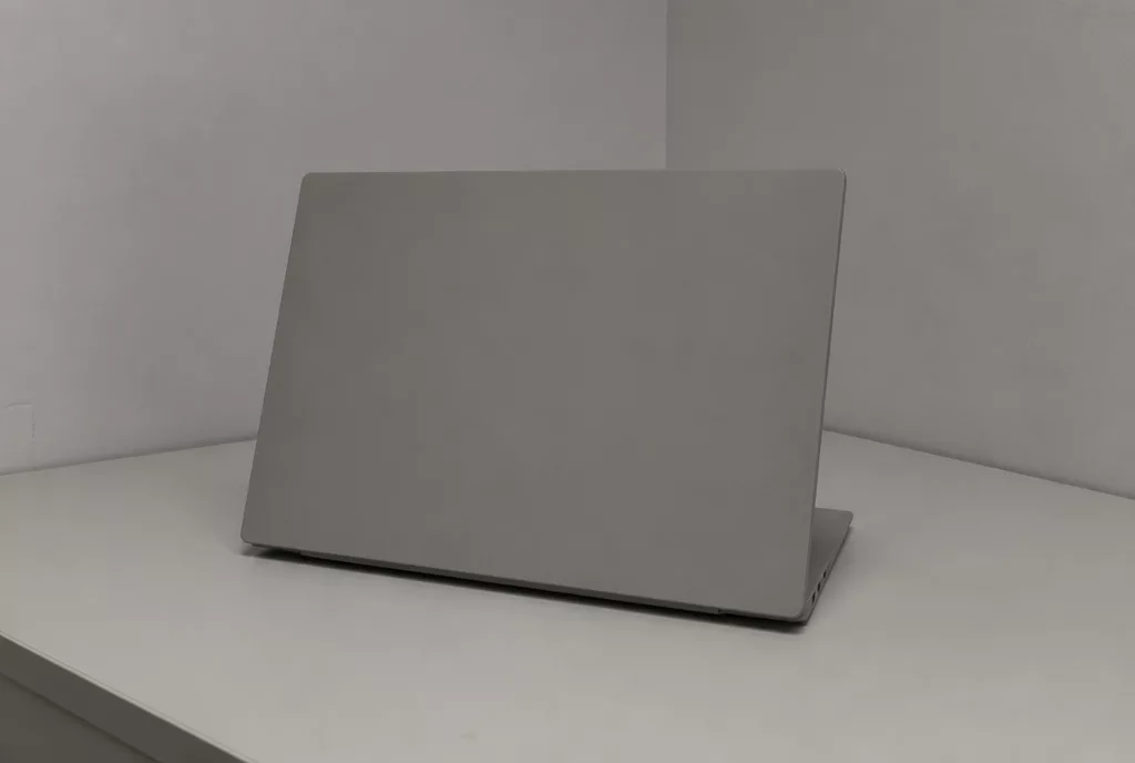 Zugeklappter Laptop unter hartem Licht, alle Flächen gleich blass