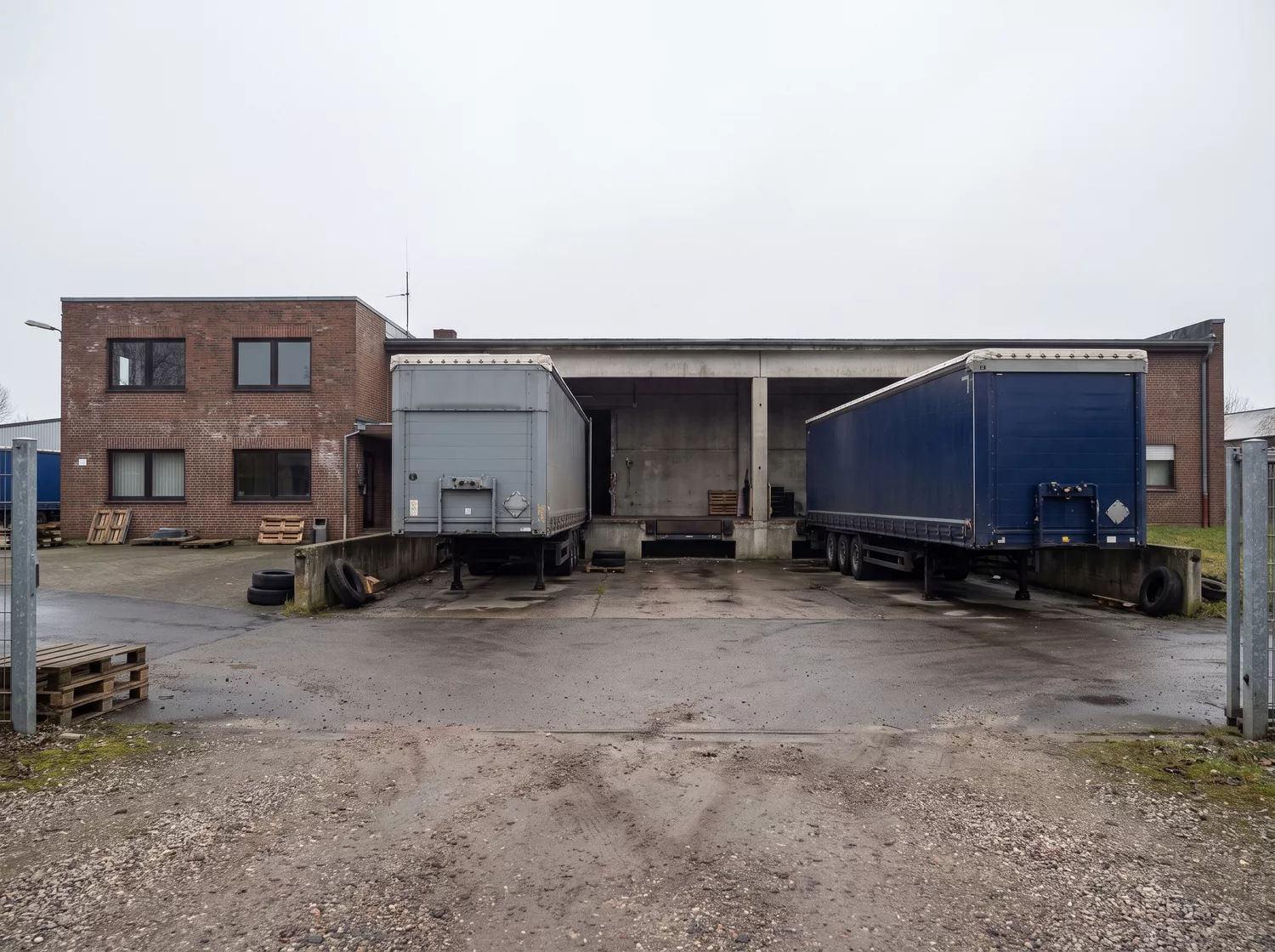 Speditionshof mit zwei Lastwagen an den Laderampen