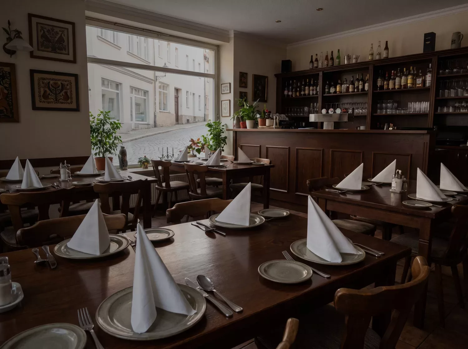 Gastraum eines inhabergefuehrten Restaurants vor dem Service