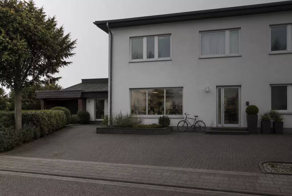 Gepflegtes kleines Geschäftsgebäude mit Bürofenster